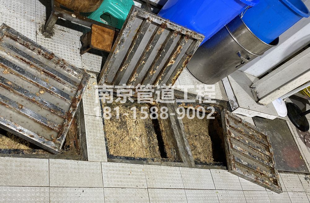 278五福家园城管中队食堂隔油池清理